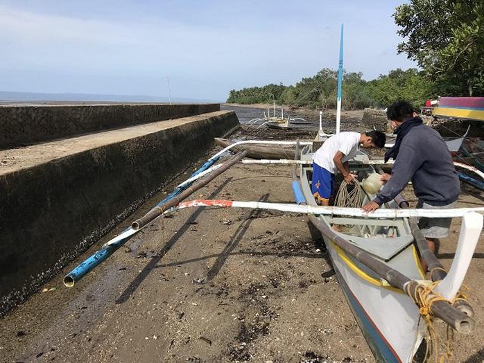 Bão lớn ầm ầm kéo tới Philippines, hàng ngàn người dân sơ tán - Ảnh 1.