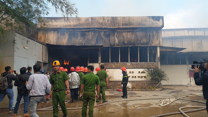 Đà Nẵng: Xưởng gỗ bốc cháy dữ dội sau chập điện - Ảnh 3.