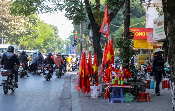 Màu cờ sắc áo đã tràn ngập khắp phố trước trận chung kết SEA Games 30 - Ảnh 5.