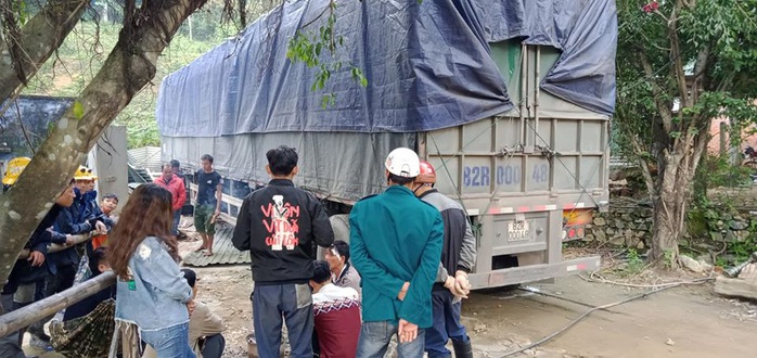 Quảng Nam: Kinh hoàng container đâm sập nhà dân, cuốn 2 vợ chồng vào gầm - Ảnh 6.