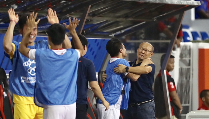 Clip: Quang Hải tiếc nuối không kịp vào sân ở những giây cuối cùng của trận chung kết - Ảnh 2.