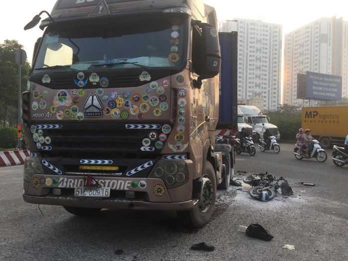 CLIP: Hậu quả tai nạn xe container kéo lê xe máy ở cầu vượt Sóng Thần - Ảnh 2.