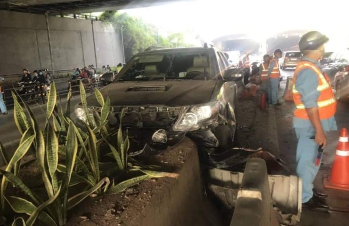 Xe 7 chỗ mất lái khi vào hầm sông Sài Gòn, giao thông náo loạn - Ảnh 1.