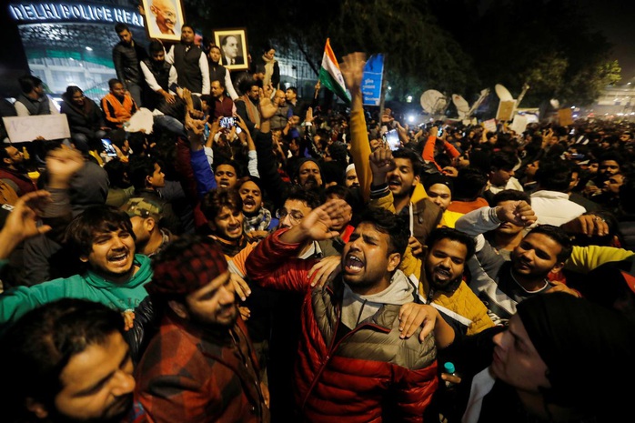 Ấn Độ: Biểu tình bạo lực, hàng chục người bị thương - Ảnh 2.
