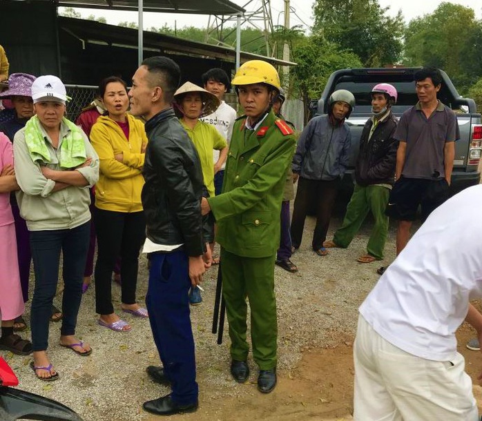 Hẹn nhau huyết chiến, trai làng chém đối thủ bị thương rồi châm lửa đốt luôn xe máy - Ảnh 1.