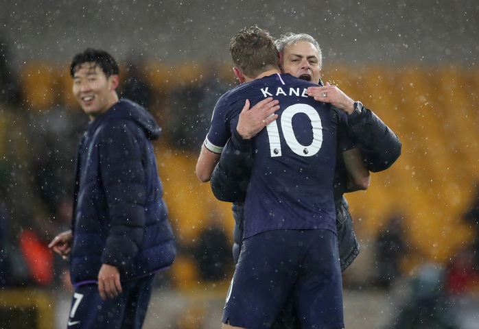 Tottenham thoát hiểm phút 90+1, Mourinho qua mặt… Man United - Ảnh 5.