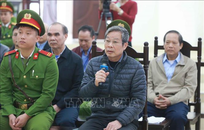 Sức khỏe yếu, các bị cáo Nguyễn Bắc Son và Trương Minh Tuấn được ngồi để trả lời - Ảnh 4.