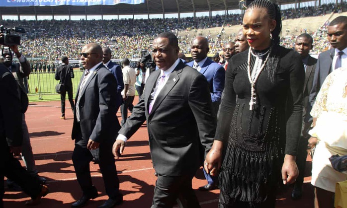 Nhập viện, phó tổng thống Zimbabwe suýt bị vợ giết - Ảnh 1.
