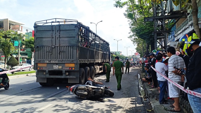 Trên đường đi đón con, người phụ nữ tử vong thương tâm dưới bánh xe đầu kéo - Ảnh 1.