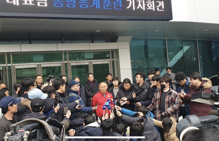 HLV Park Hang-seo lọt thỏm trong vòng vây báo chí Hàn Quốc - Ảnh 2.