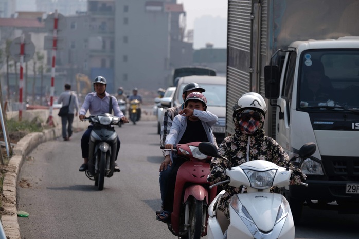 Ô nhiễm không khí trầm trọng, nhiều quận ở Hà Nội đồng loạt đề nghị được rửa đường sau 3 năm - Ảnh 1.