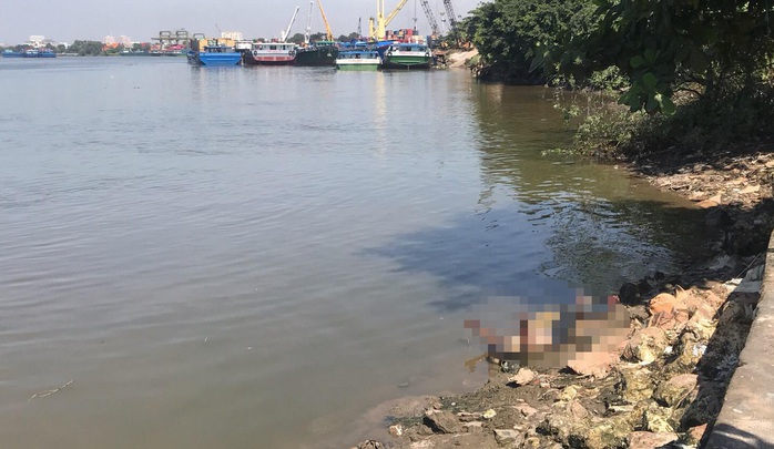 Tìm danh tính thi thể có nhiều hình xăm kỳ quái trôi trên sông Sài Gòn - Ảnh 1.