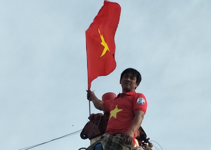 Trao 1.000 cờ Tổ quốc cho ngư dân Tiền Giang - Ảnh 1.