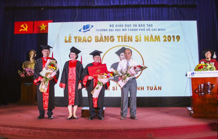 Trường ĐH Mở TP HCM trao 232 bằng tiến sĩ, thạc sĩ - Ảnh 2.