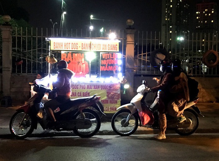 Loại bánh An Giang gây sốt, bán dạo vỉa hè Hà Nội thu 70 triệu/tháng - Ảnh 1. Loại bánh An Giang gây sốt, bán dạo vỉa hè Hà Nội thu 70 triệu/tháng - Ảnh 1.
