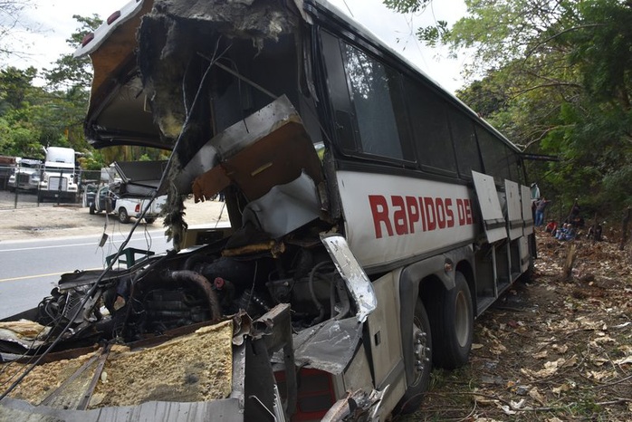 Xe tải “ủi” xe buýt, 21 người thiệt mạng - Ảnh 2.