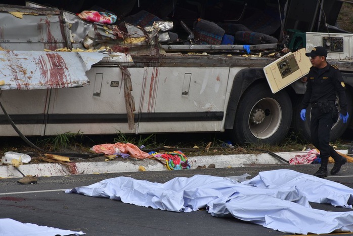 Xe tải “ủi” xe buýt, 21 người thiệt mạng - Ảnh 6.