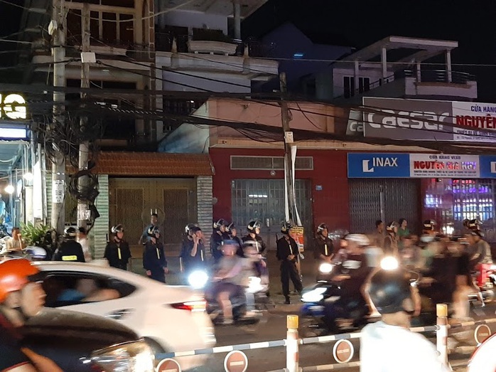 Vụ cảnh sát bao vây bệnh viện ở Biên Hòa: Bắt giữ 14 đối tượng tín dụng đen - Ảnh 2.