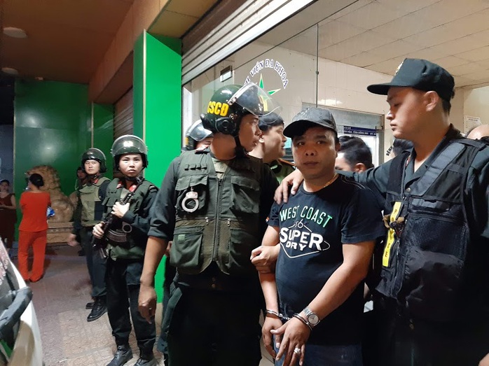 Vụ cảnh sát bao vây bệnh viện ở Biên Hòa: Bắt giữ 14 đối tượng tín dụng đen - Ảnh 1.