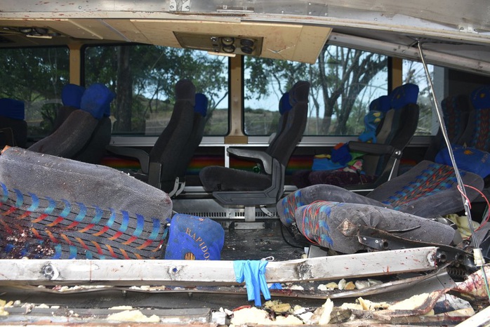 Xe tải “ủi” xe buýt, 21 người thiệt mạng - Ảnh 3.