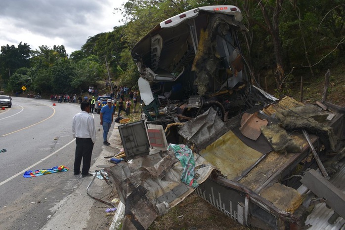 Xe tải “ủi” xe buýt, 21 người thiệt mạng - Ảnh 1.