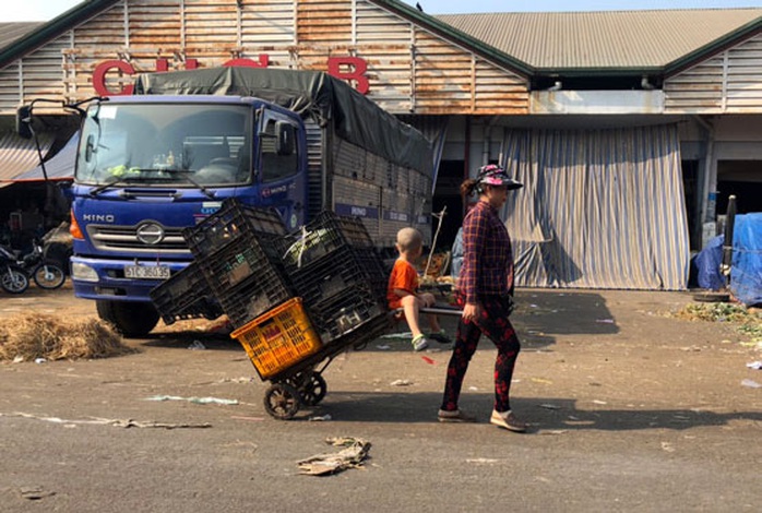 Công nhân bươn chải cuối năm - Ảnh 1.