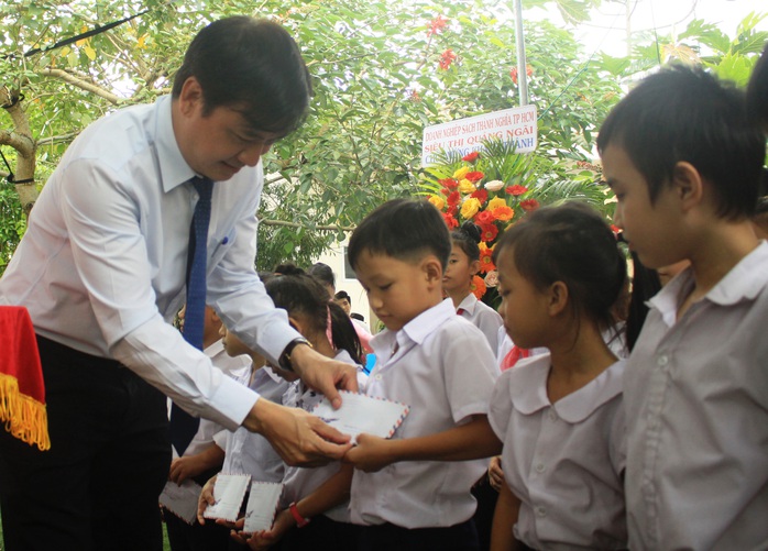 Trao 330 suất quà cho trẻ em khuyết tật và người nghèo tại huyện Nghĩa Hành - Ảnh 1.