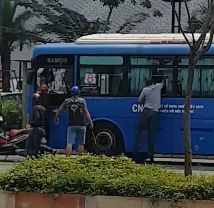 Nhóm côn đồ vác mã tấu đập phá xe buýt trên đường Phạm Văn Đồng - Ảnh 3.