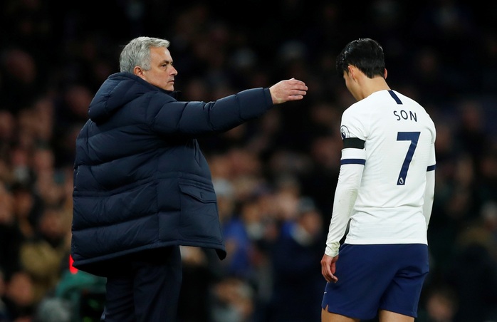 Trung vệ Chelsea vừa bị phân biệt chủng tộc, vừa bị HLV Mourinho chế giễu - Ảnh 6.