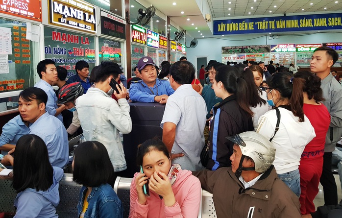 Đà Nẵng: Xếp hàng từ 4 giờ sáng mua vé xe về quê ăn Tết - Ảnh 4.
