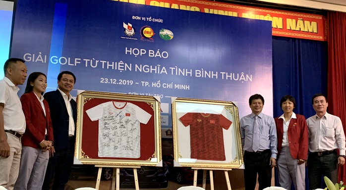 Giải golf từ thiện đấu giá 2 chiếc áo đội tuyển nữ Việt Nam tặng Thủ tướng Nguyễn Xuân Phúc - Ảnh 1.