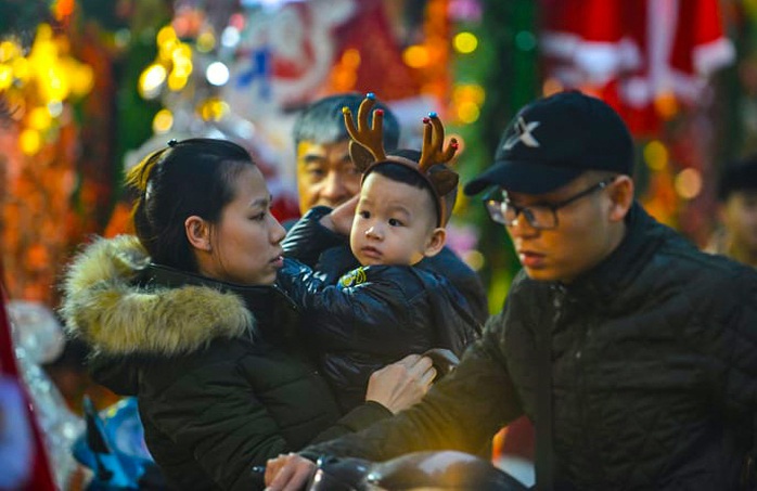 Hà Nội: Hàng vạn người dân nô nức đón lễ Giáng sinh - Ảnh 6.