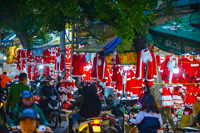 Hà Nội: Hàng vạn người dân nô nức đón lễ Giáng sinh - Ảnh 13.