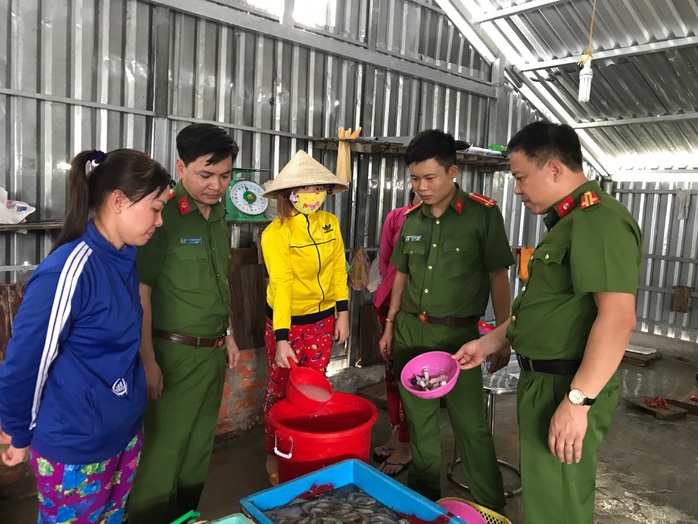 Tôm tạp chất tung hoành cuối năm - Ảnh 1.