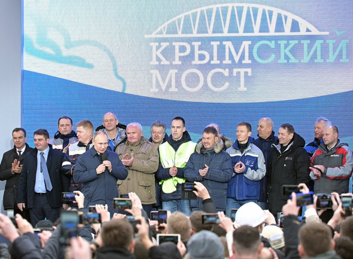 Ông Putin vượt cầu đường sắt dài nhất châu Âu đến Crimea - Ảnh 3.