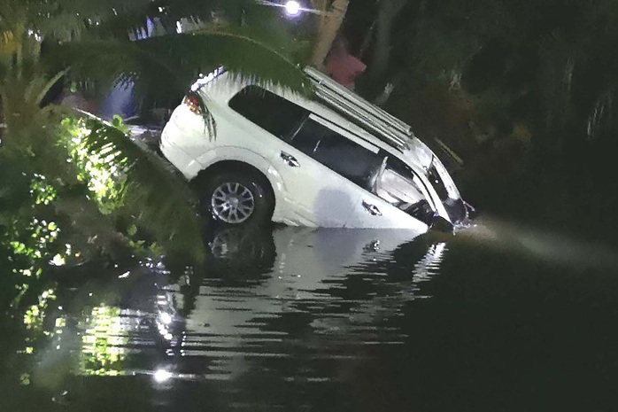 Thái Lan: Xe lao xuống kênh, tài xế chết đuối, thị trưởng mất tích - Ảnh 1.