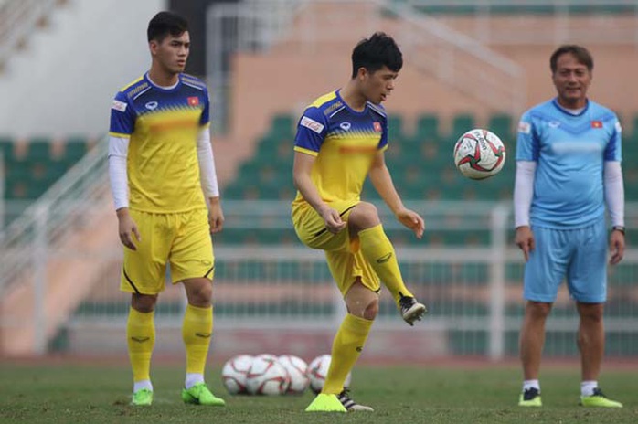 U23 Việt Nam bắt đầu tập 2 buổi/ngày, tìm người thay Đoàn Văn Hậu - Ảnh 1.