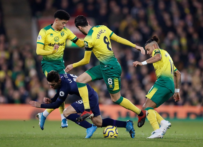 Thoát hiểm nghẹt thở tại Carrow Road, Tottenham lỡ bước vào top 4 - Ảnh 1.