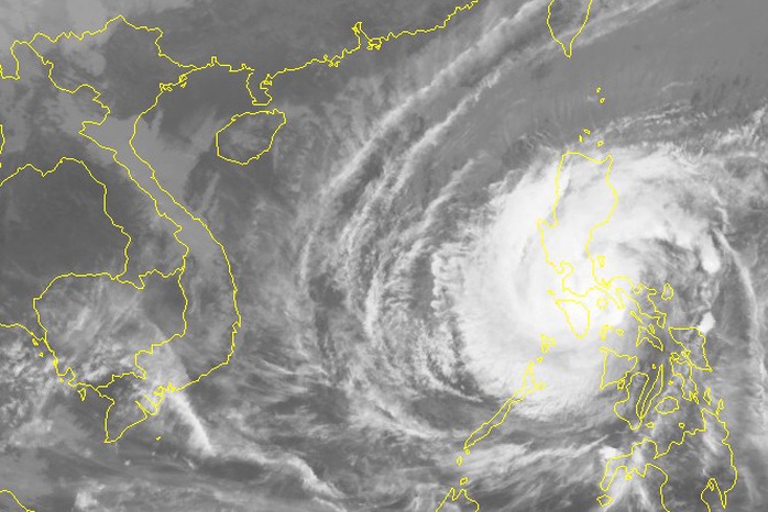 Bão Kammuri giật cấp 17 siêu bão vào Biển Đông - Ảnh 2.