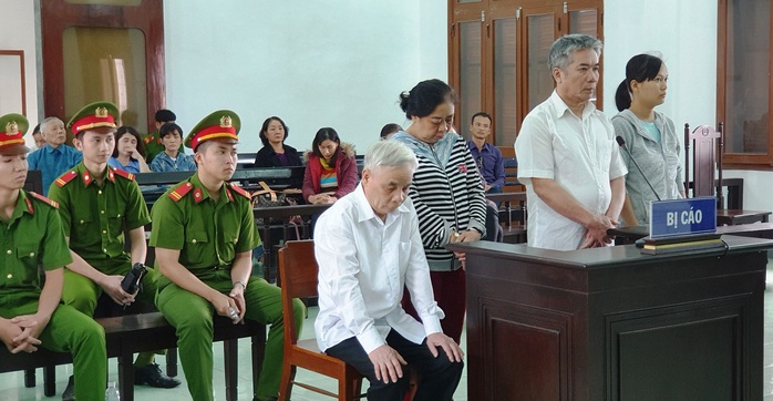 Cựu chánh án Phú Yên tham ô gục đầu nghe tòa tuyên phạt - Ảnh 1.