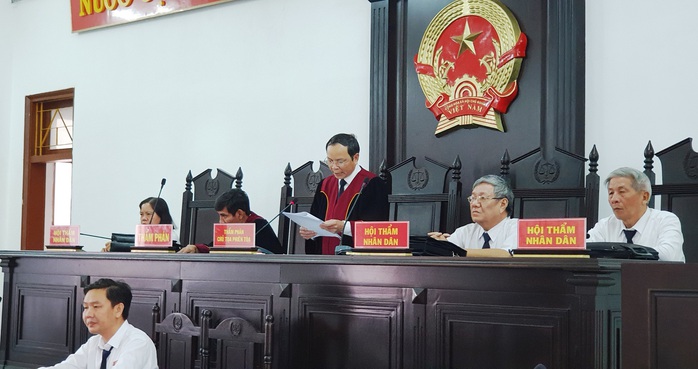 Cựu chánh án Phú Yên tham ô gục đầu nghe tòa tuyên phạt - Ảnh 3.