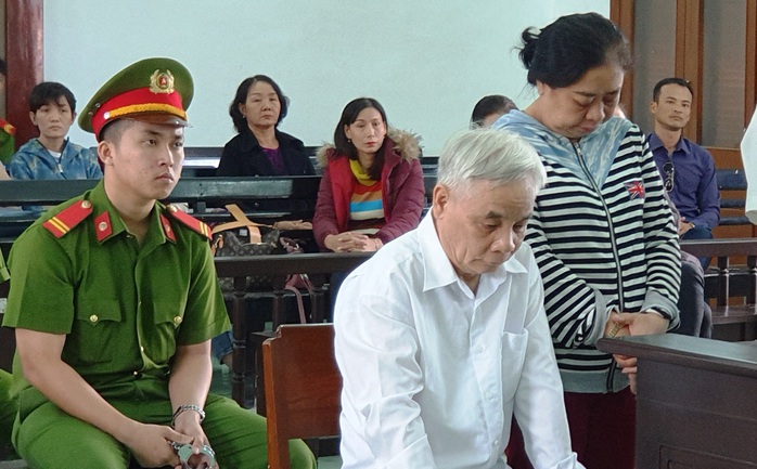 Cựu chánh án Phú Yên tham ô gục đầu nghe tòa tuyên phạt - Ảnh 2.