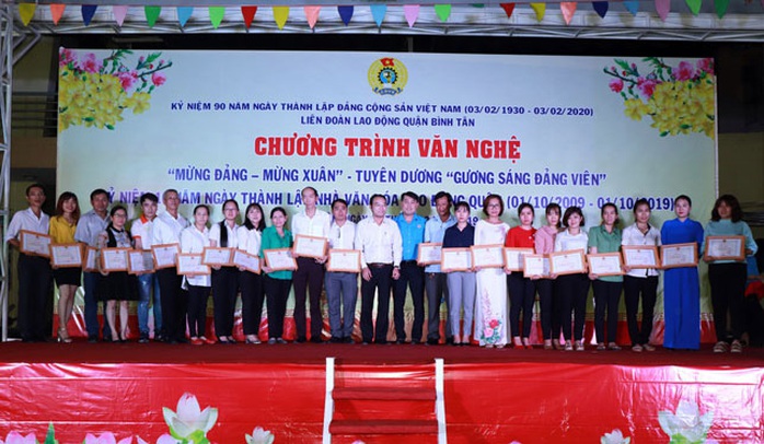 Tuyên dương gương sáng đảng viên - Ảnh 1.