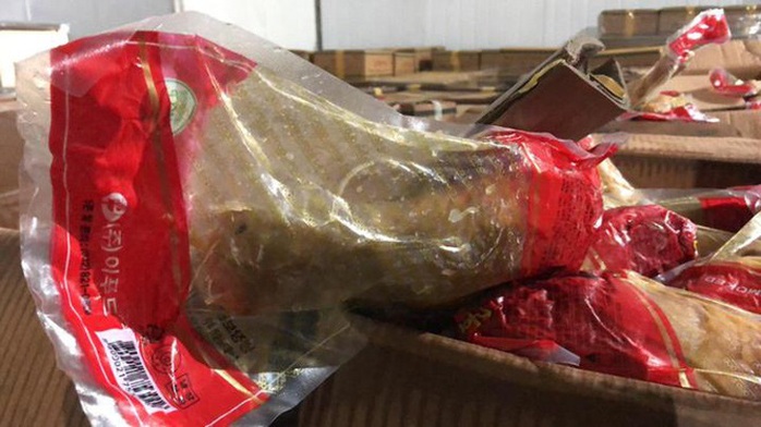 12 tấn đùi gà tây hun khói Hàn Quốc hết hạn 1 năm được chỉnh sửa để tiêu thụ - Ảnh 1.