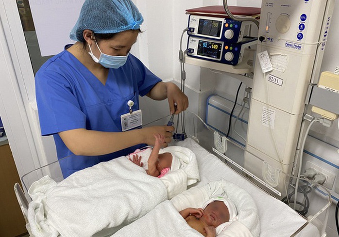 Cặp song sinh chào đời khoẻ mạnh sau khi được chữa bệnh ở tuần thai thứ 23 - Ảnh 1.
