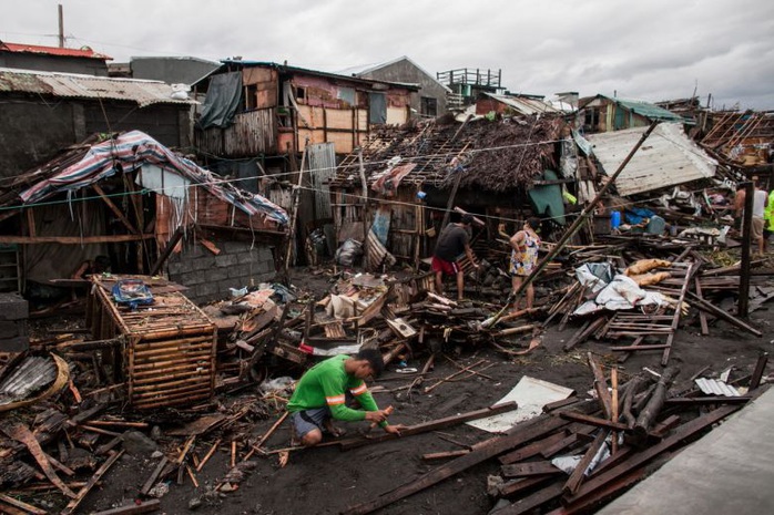 Bão Kammuri rời Philippines, hướng ra biển Đông - Ảnh 2.