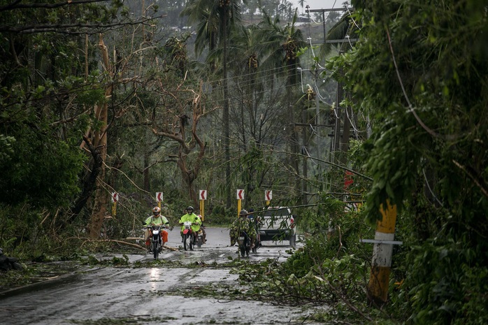 Bão Kammuri rời Philippines, hướng ra biển Đông - Ảnh 8.