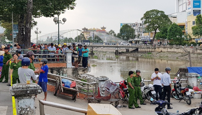 Người đàn ông bỏ mạng vì cố trèo qua hàng rào cây cầu đang xây dựng - Ảnh 1.