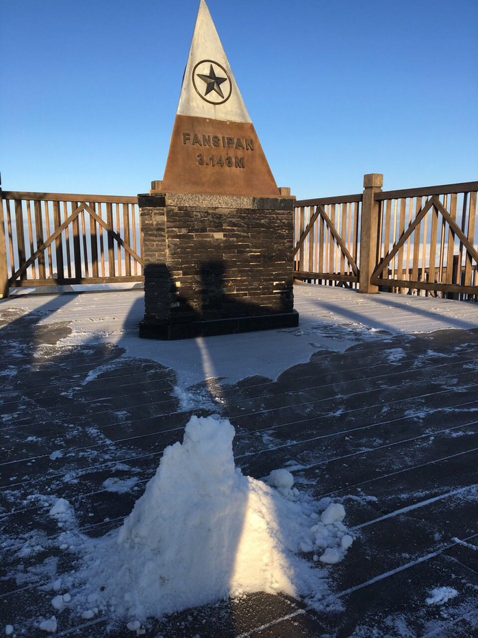 Thích thú đắp người tuyết trên đỉnh Fansipan ngày đầu đông - Ảnh 7.