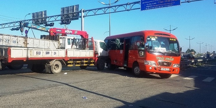 Xe tải cẩu tông xe khách, nhiều người bị thương tại TP HCM - Ảnh 1.